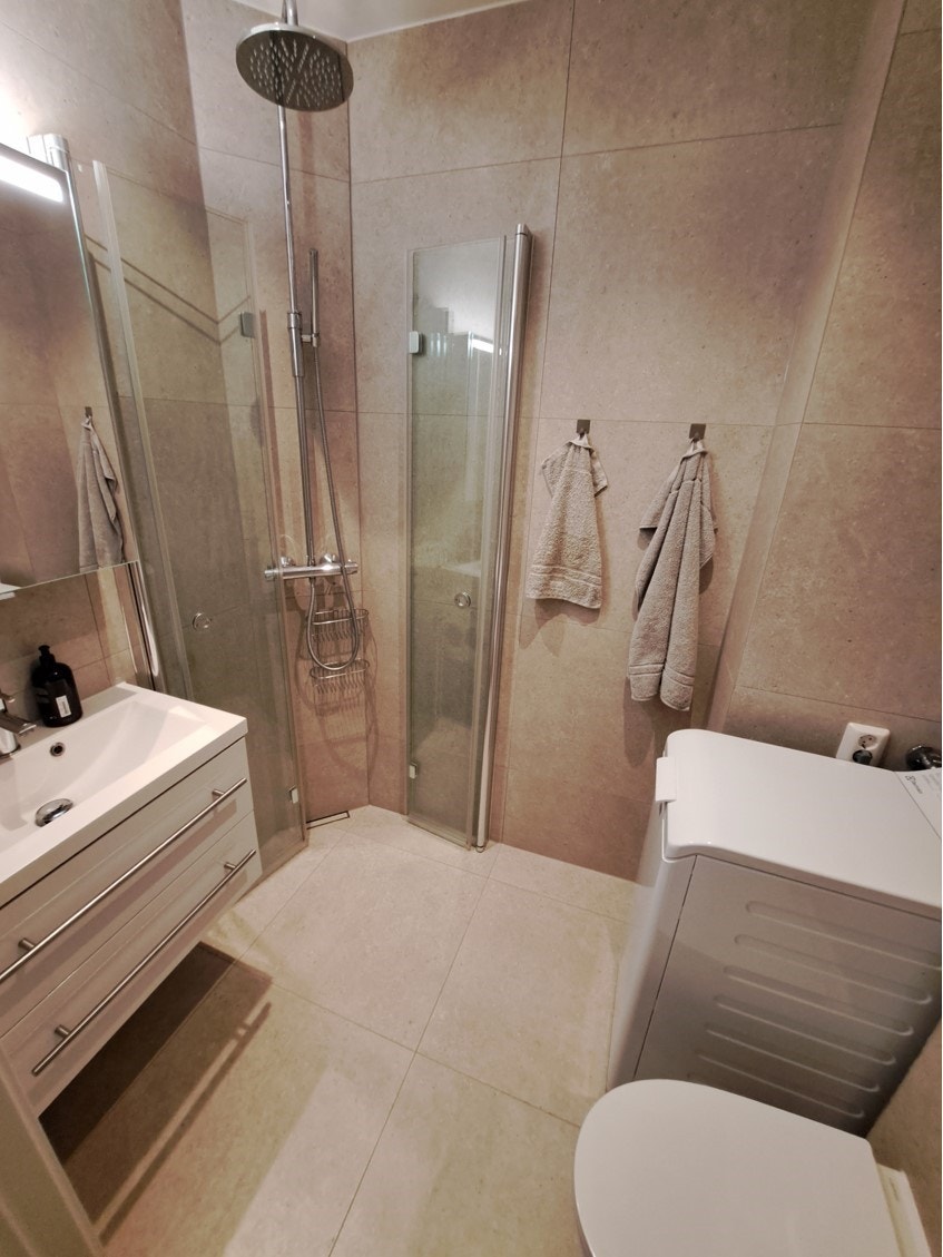 Ved éntre har du et nyoppusset bad med opplegg for vaskemaskin Galleribilde