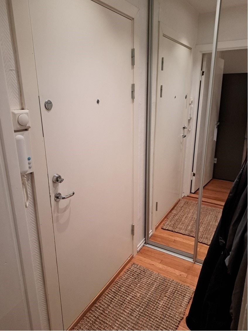 Éntre med dørtelfon og god garderobeløsning Galleribilde