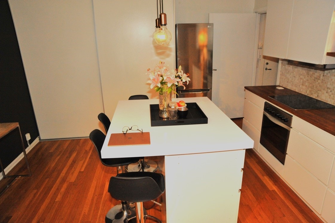 Kjøkkenet er utstyrt med en kjøkkenøy Galleribilde