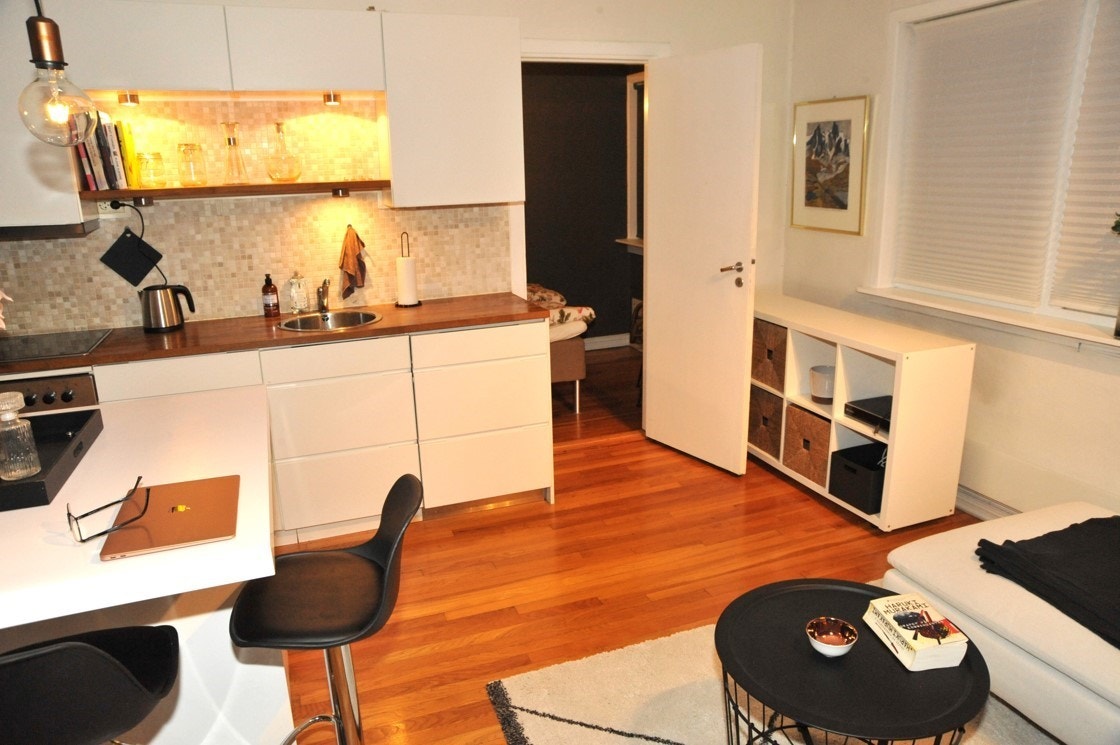 Stue med inngang til sovealkove Galleribilde