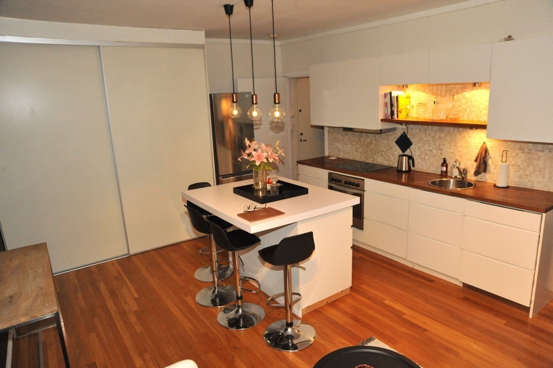 Skyvedørsgarderobe langs veggen, samt god skapplass på kjøkken Galleribilde