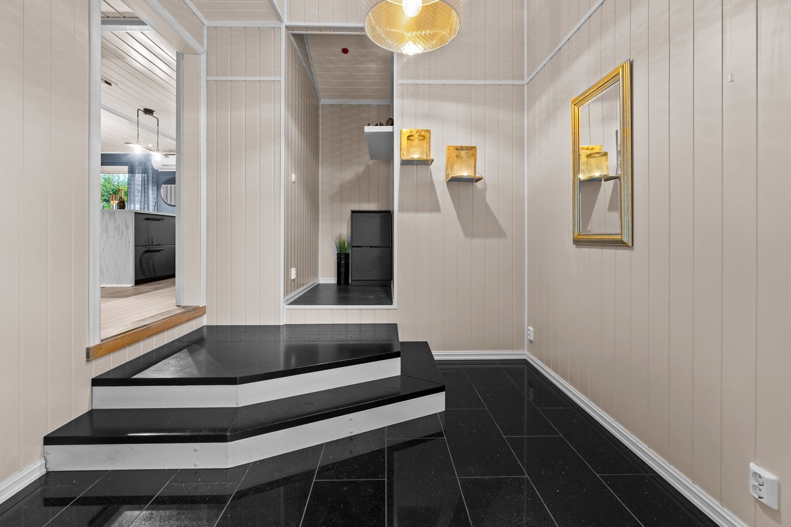 Enkel adkomst til kjøkken gjennom bred åpning. Galleribilde