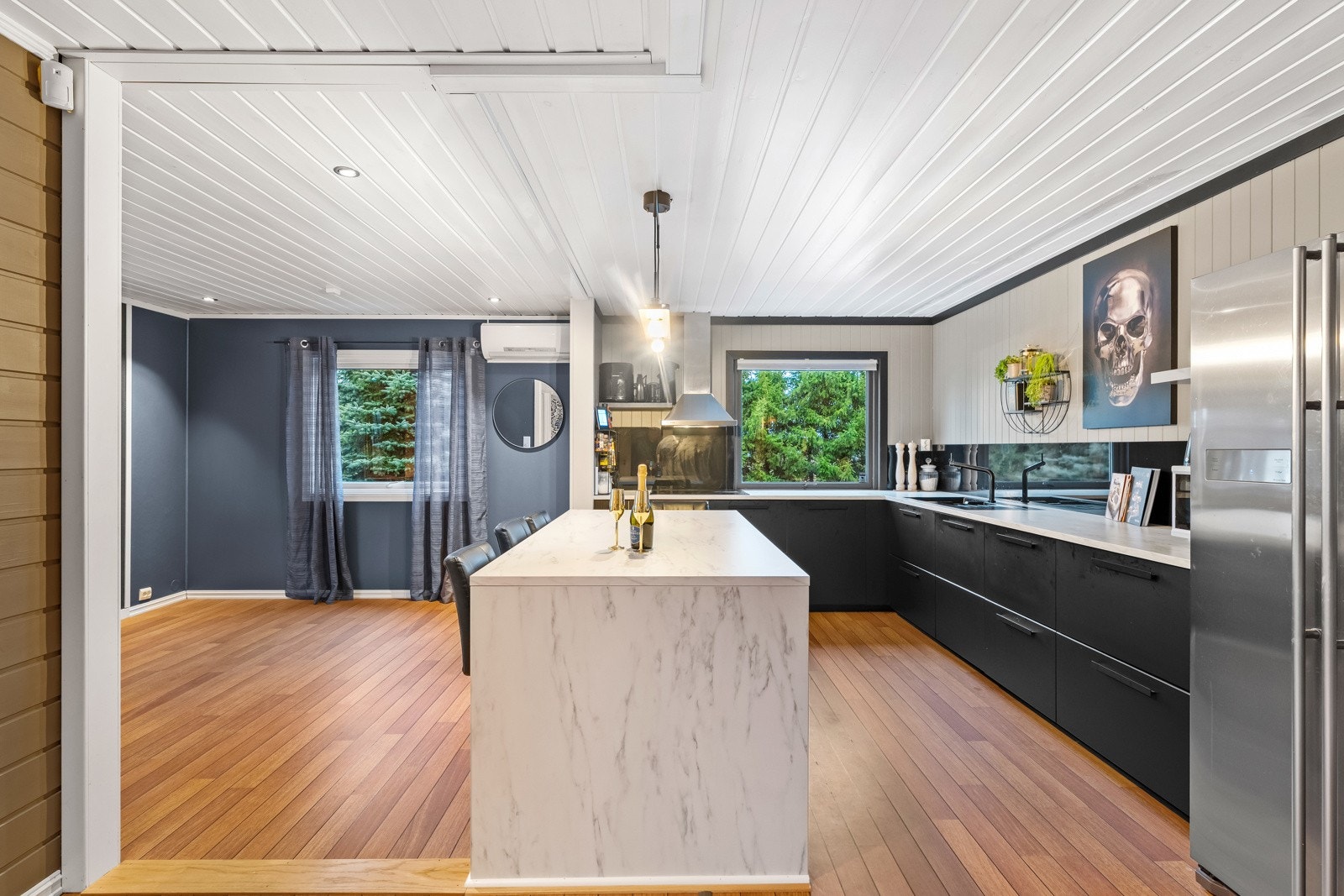 Kjøkken med åpen løsning, moderne design og god plass til matlaging og sosialt samvær. Galleribilde