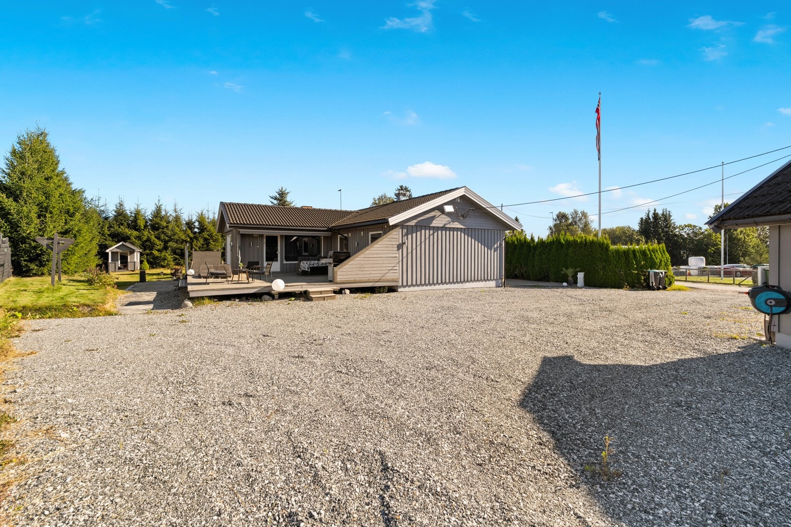 Gruslagt gårdsplass. Galleribilde