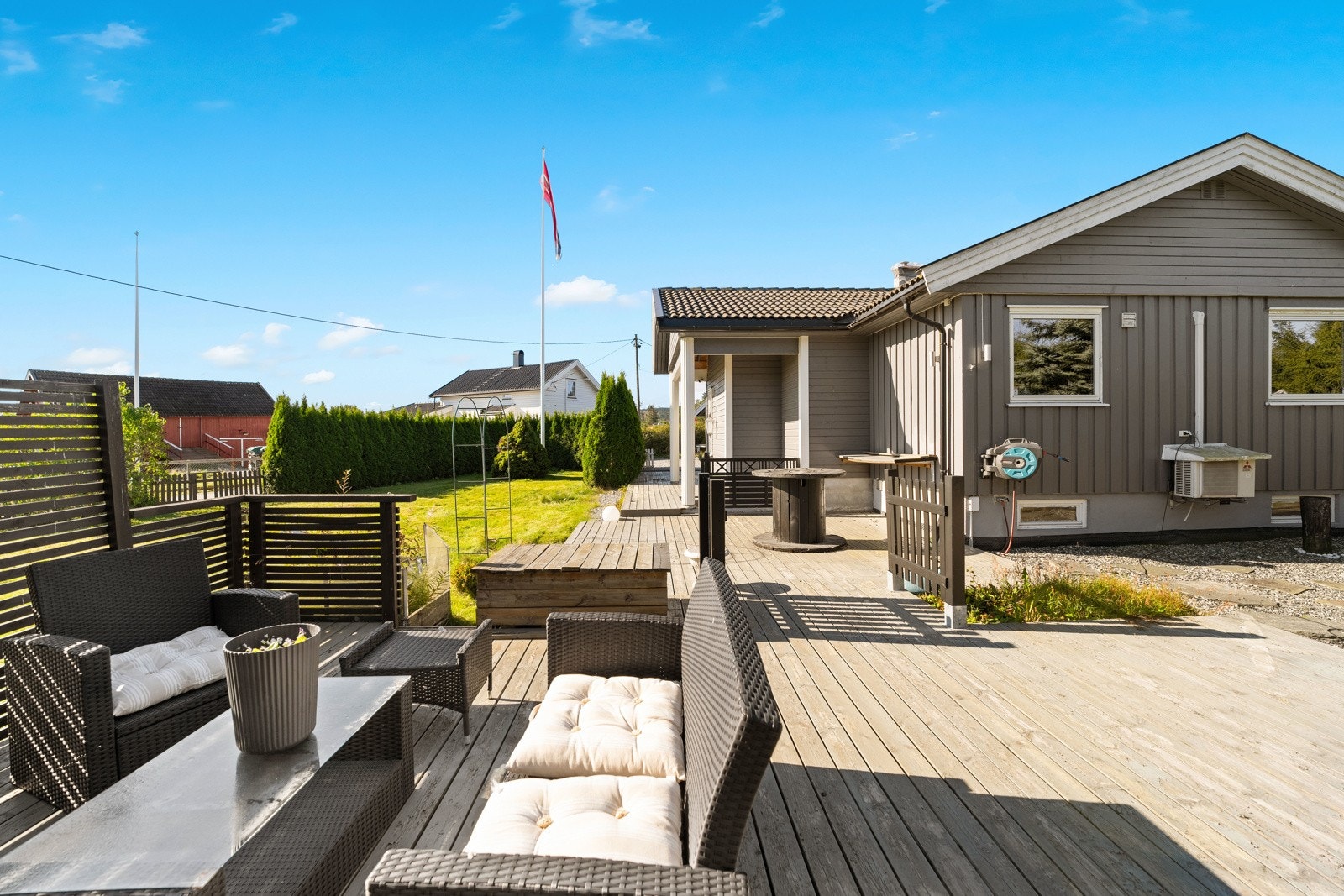 Den andre terrassen ligger på andre siden av huset med utsøkte solforhold! Galleribilde