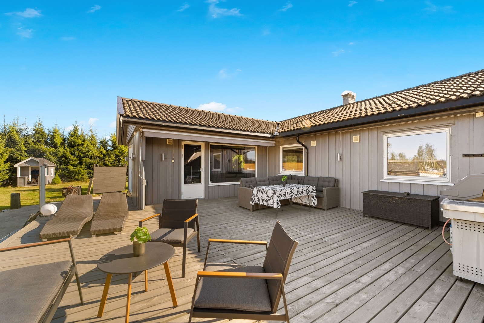 Fra stuen har du en utsøkt terrasse med gode solforhold plass til hagemøbler, utekjøkken, solsenger m.m. Galleribilde