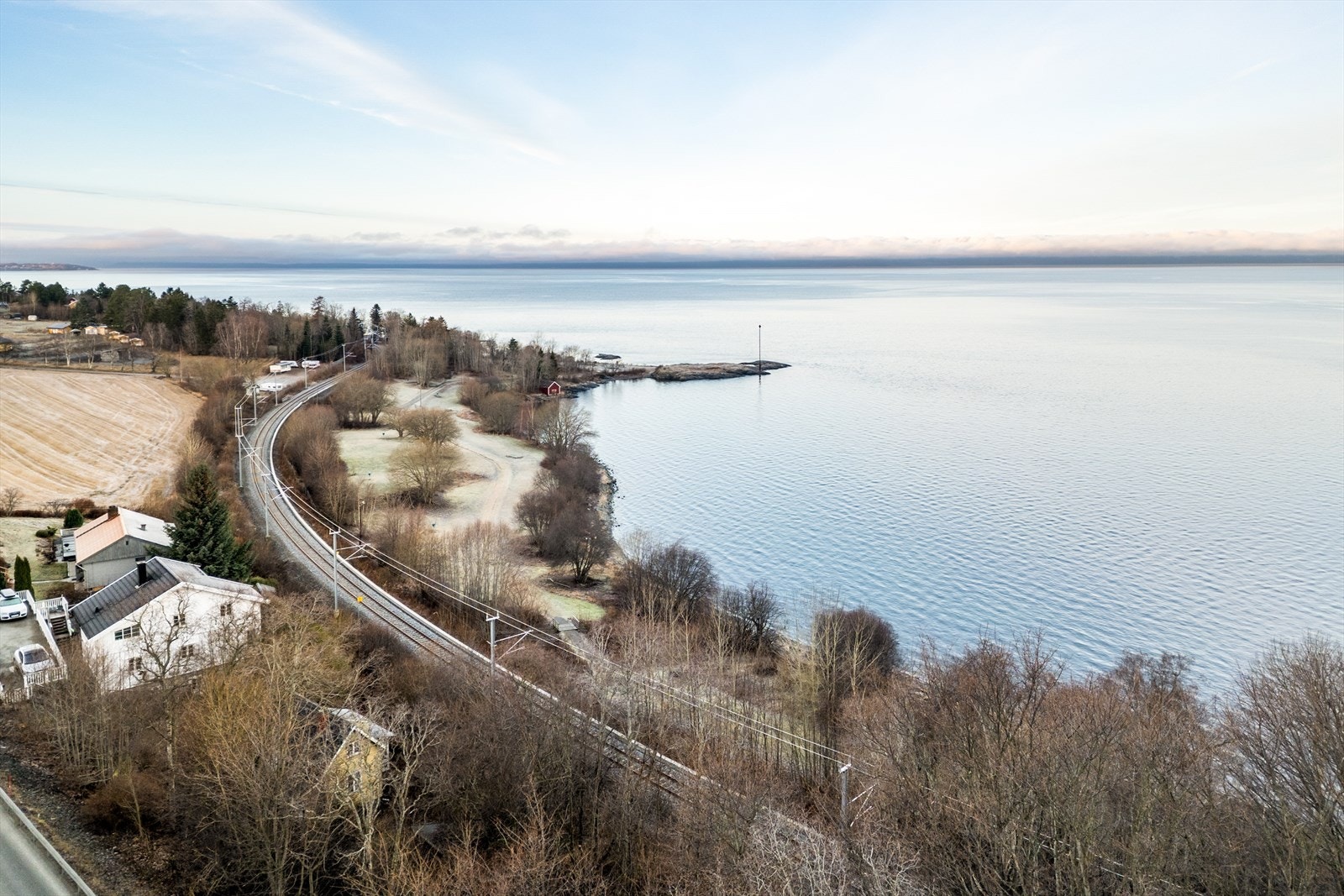 Eiendommen har ingen adkomst. Anbefaler interessenter om å gjøre seg kjent med eventuell parkering i nærområdet. Galleribilde