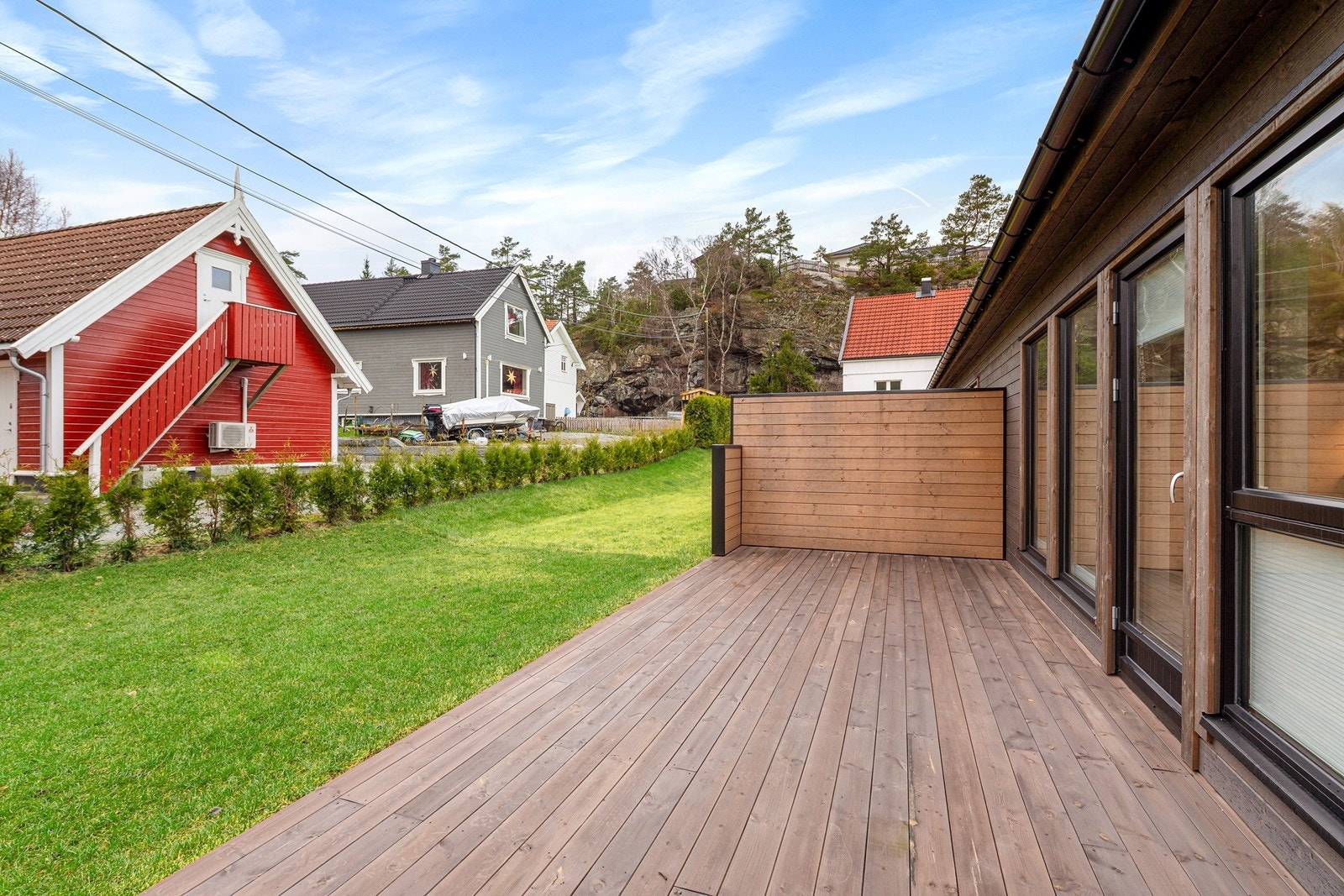 Eiendommen har en lettstelt hage med plen, og området har god nærhet til skog og mark. Galleribilde