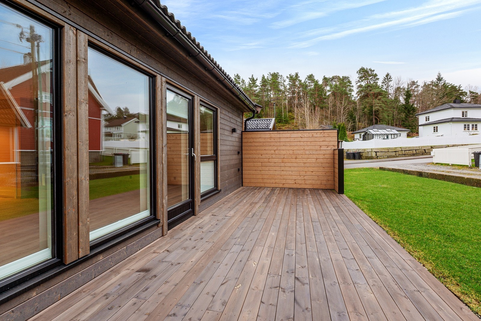 Den romslige terrassen har god plass til utemøbler og grill. Galleribilde