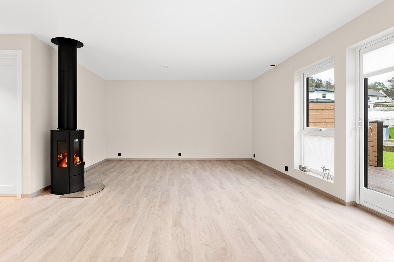 En moderne peisovn er sentralt plassert og bidrar med ekstra varme. Galleribilde