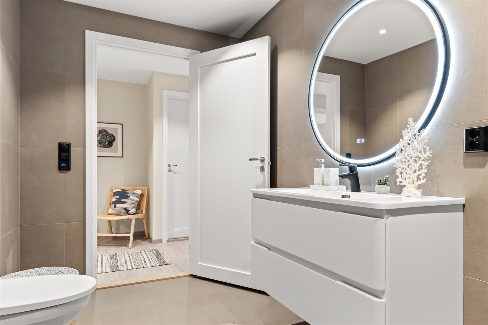 Bilde fra Granveien 38A. Baderomsinnredningen har servant med skuffer og et stort speil med integrert belysning. Galleribilde