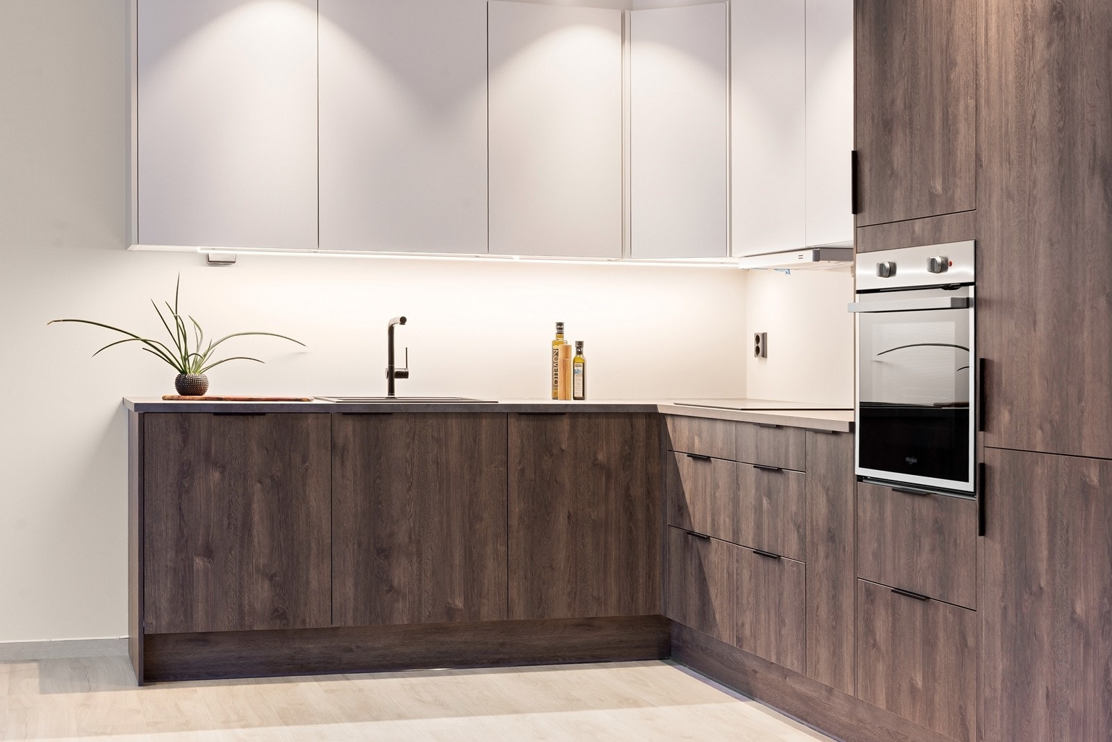 Kjøkkeninnredningen har slette fronter, integrerte hvitevarer og god arbeidsbelysning. Galleribilde