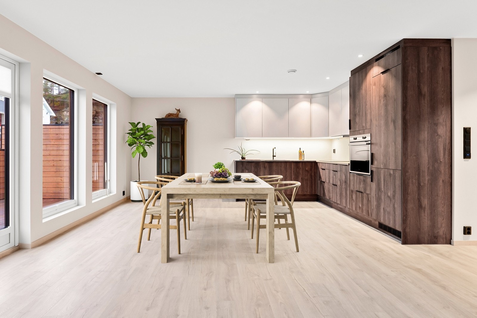 Digital styling. Den åpne planløsningen gir fleksibilitet for møblering av en romslig spiseplass. Galleribilde