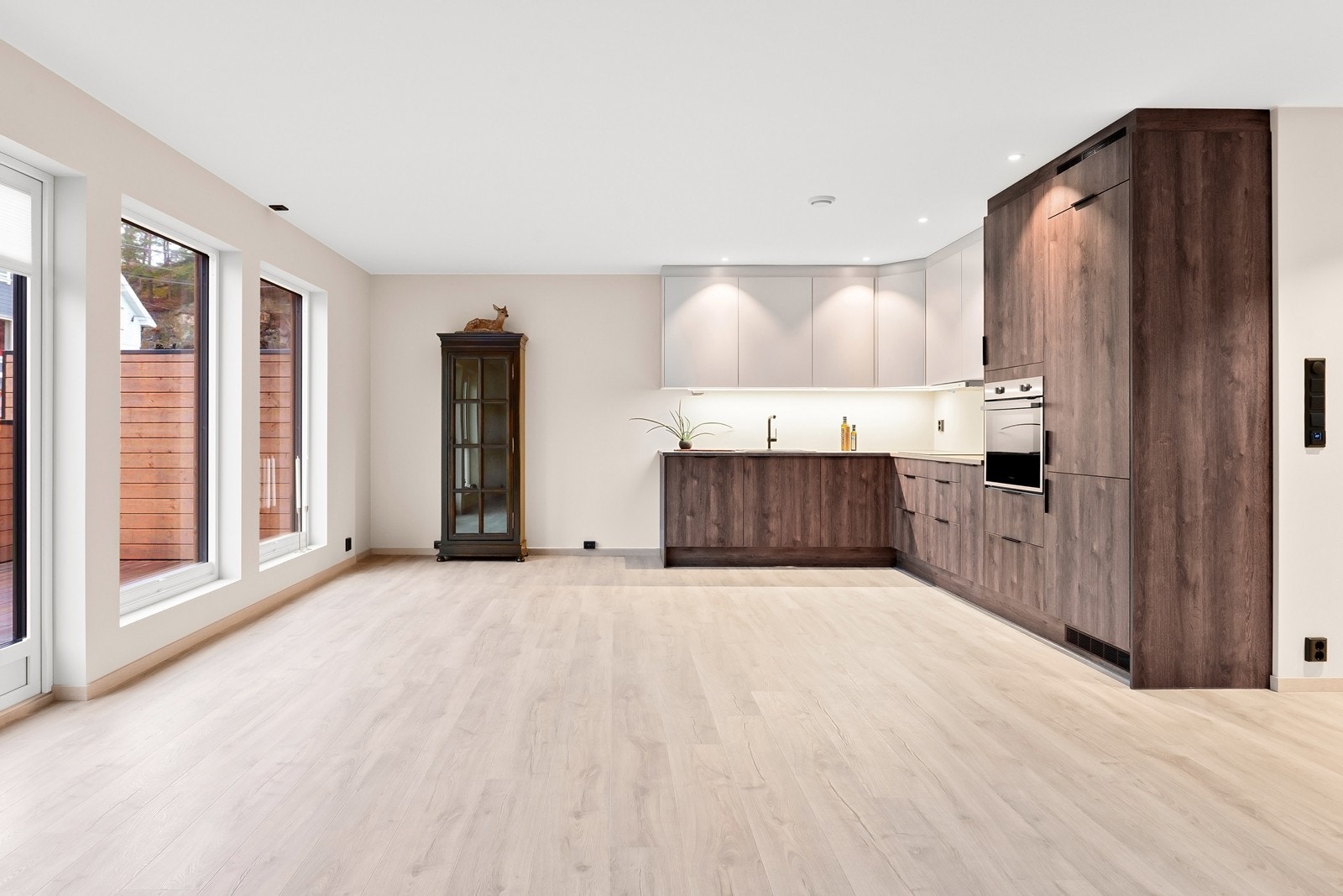 Store vindusflater gir rikelig med naturlig lys og en god romfølelse. Galleribilde