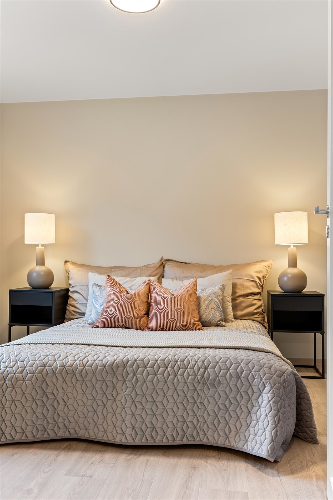 Bilde fra Granveien 38A. Rommet har en rolig atmosfære, med plass for nattbord på hver side av sengen. Galleribilde