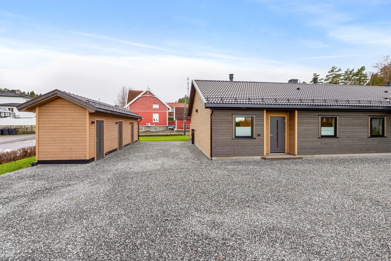 Til boligen hører en romslig, gruset gårdsplass og en praktisk del av en frittstående utebod. Galleribilde