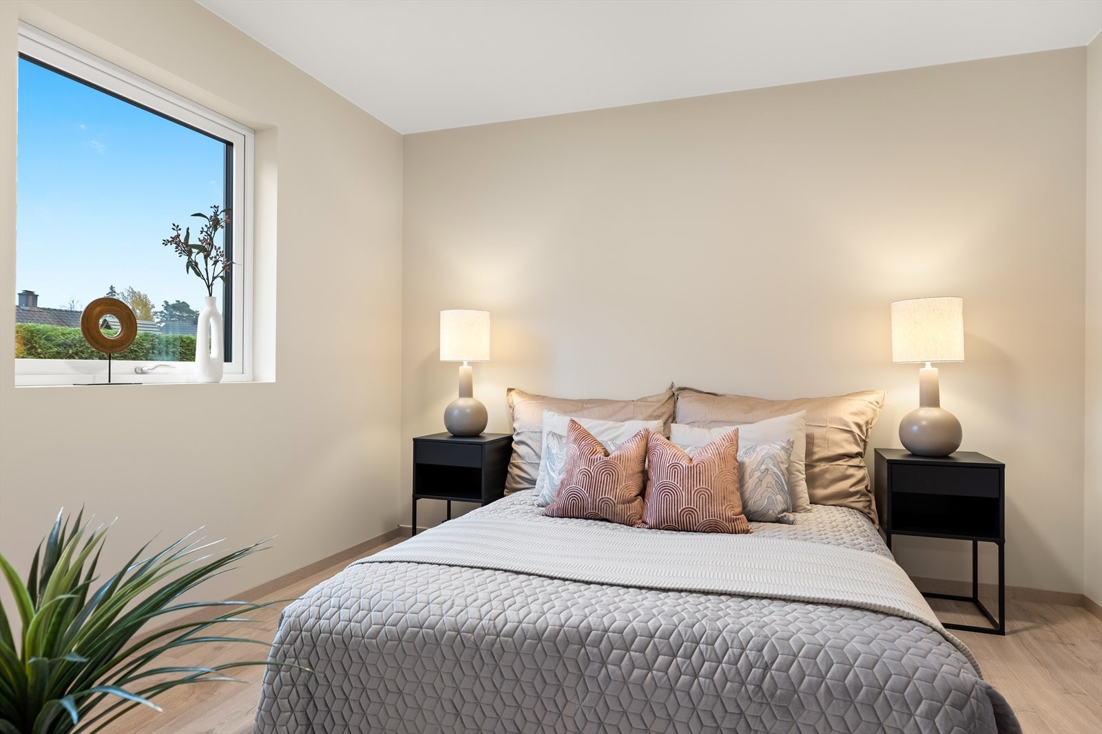 Bilde fra Granveien 38A. Hovedsoverommet er av god størrelse med plass til dobbeltseng og garderobeløsning. Galleribilde