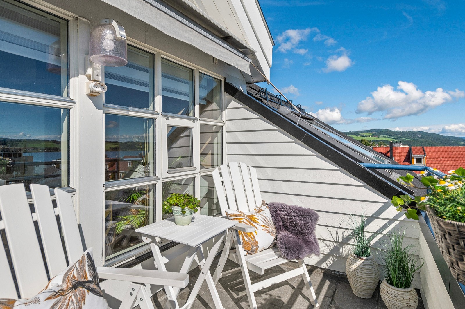 Balkong utenfor tv-stue Galleribilde