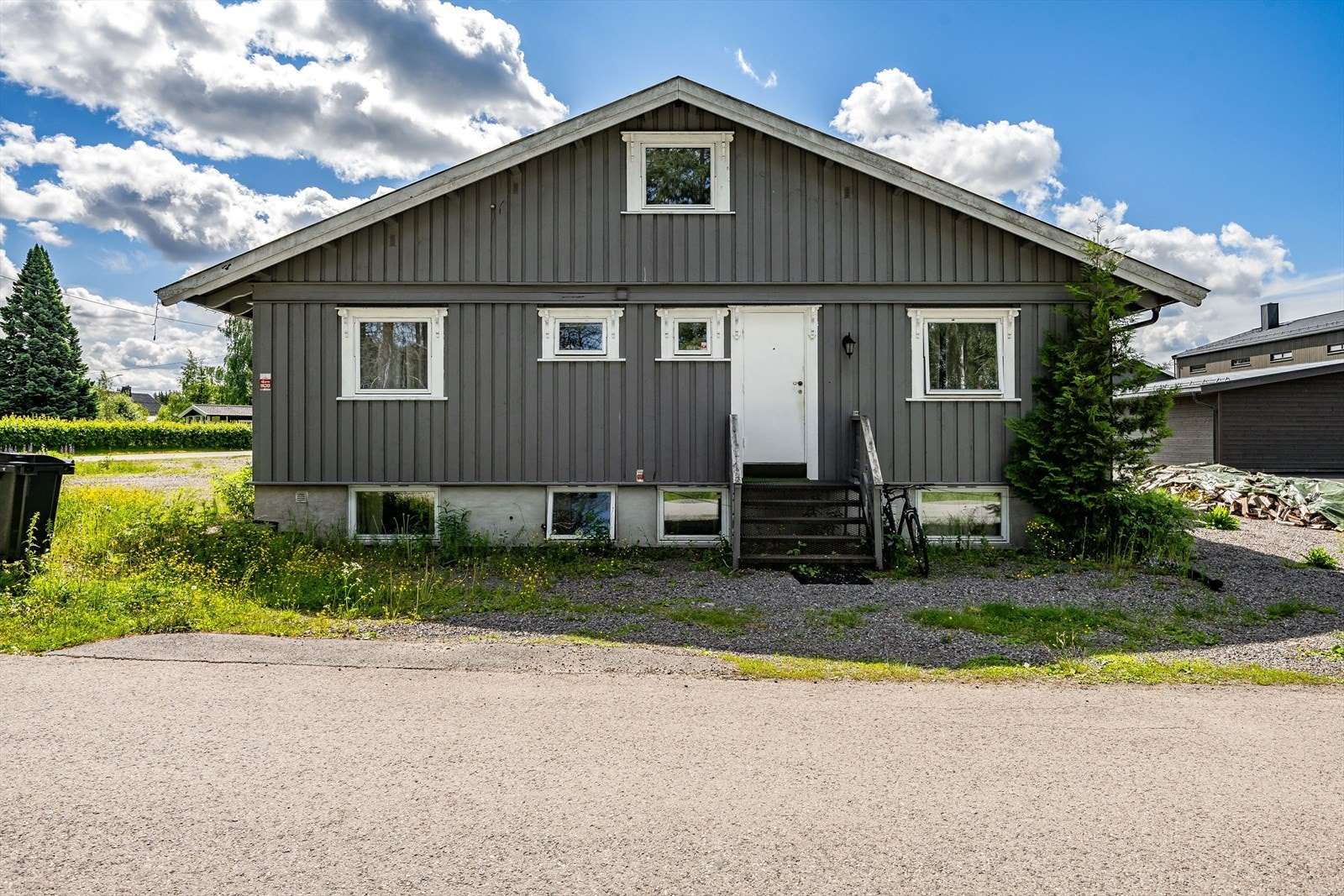 Enebolig fra 1940 tilbygget med hybler i 1998. Galleribilde