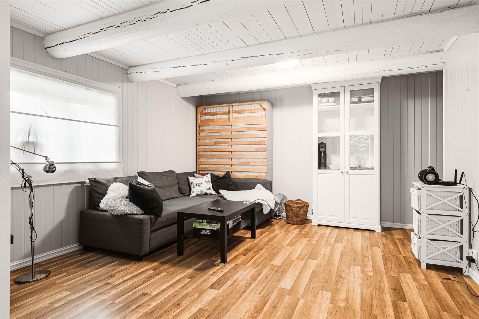 Stue med synlige rundbjelker i himlingen. Galleribilde