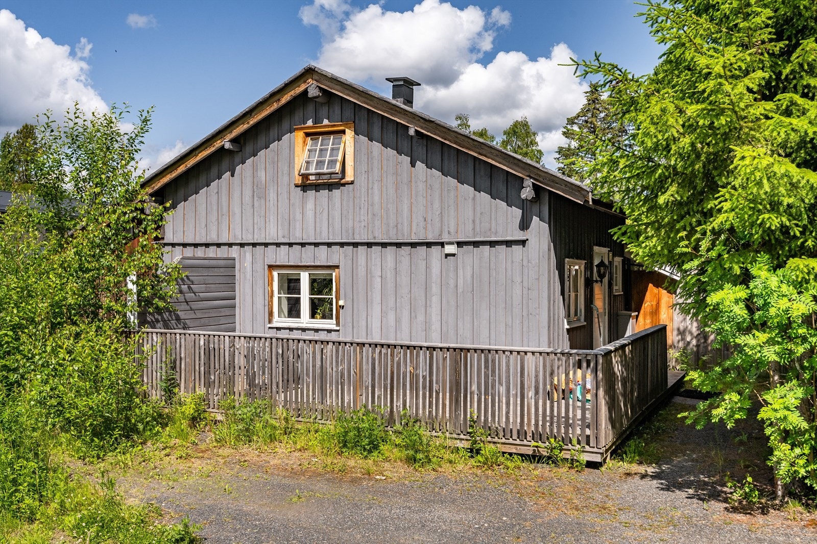 Eldre laftet bolig fra 1980/90-tallet med inntilbygget garasje, ombygget/modernisert til hybelleilighet i 2013/14. Galleribilde