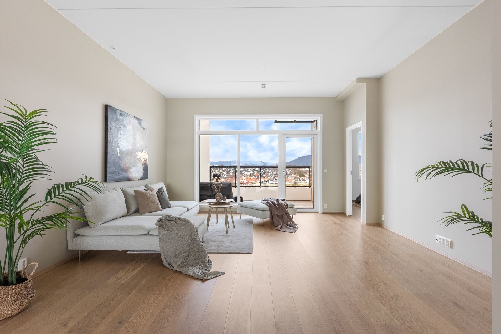 Stor stue med nisje til tv og reoler/bokhyller Galleribilde