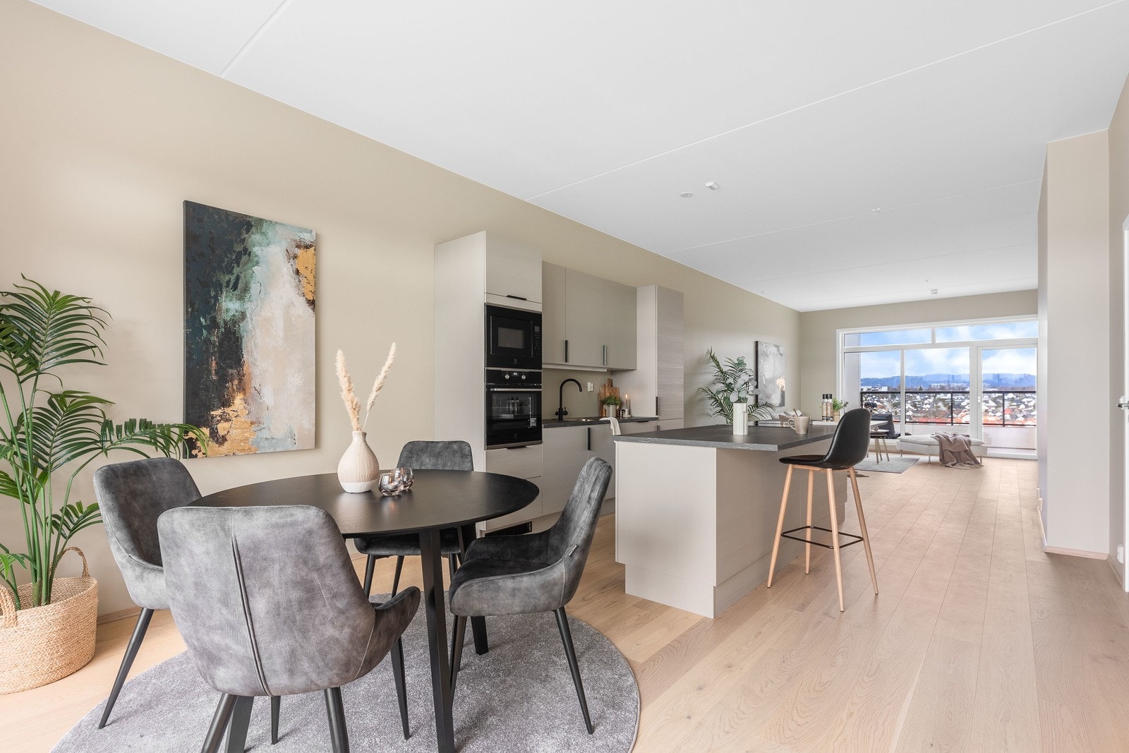 Kjøkken med plass til spisestue på begge sider Galleribilde