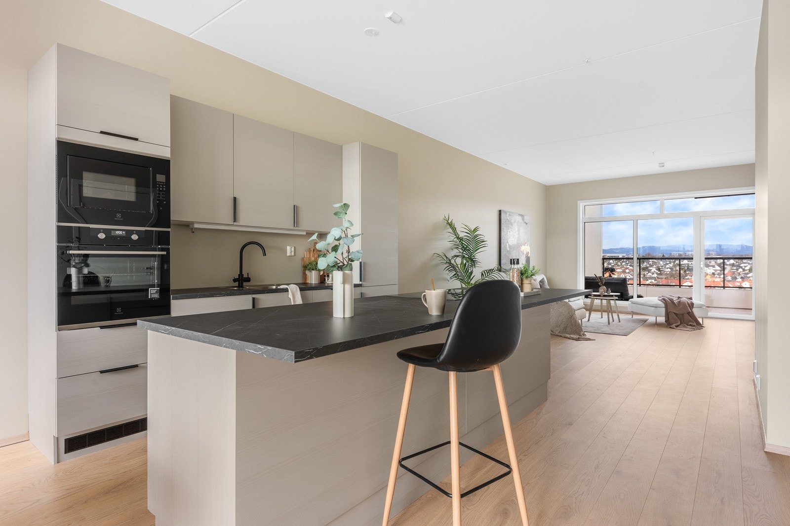 Praktisk kjøkken med kjøkkenøy Galleribilde