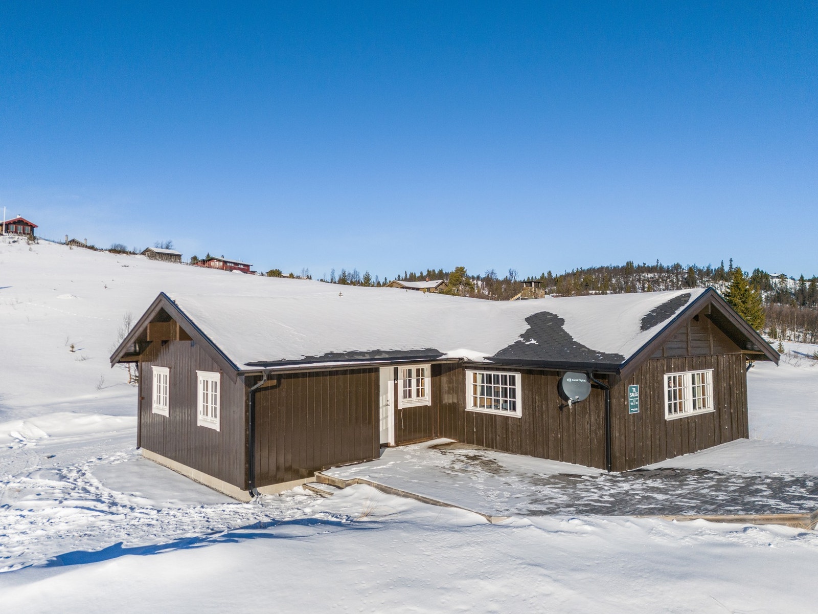 Familievennlig fritidsbolig bestående av entré, stue/spisestue, åpen kjøkkenløsning, fire soverom, bad og vaskerom/teknisk rom. Galleribilde