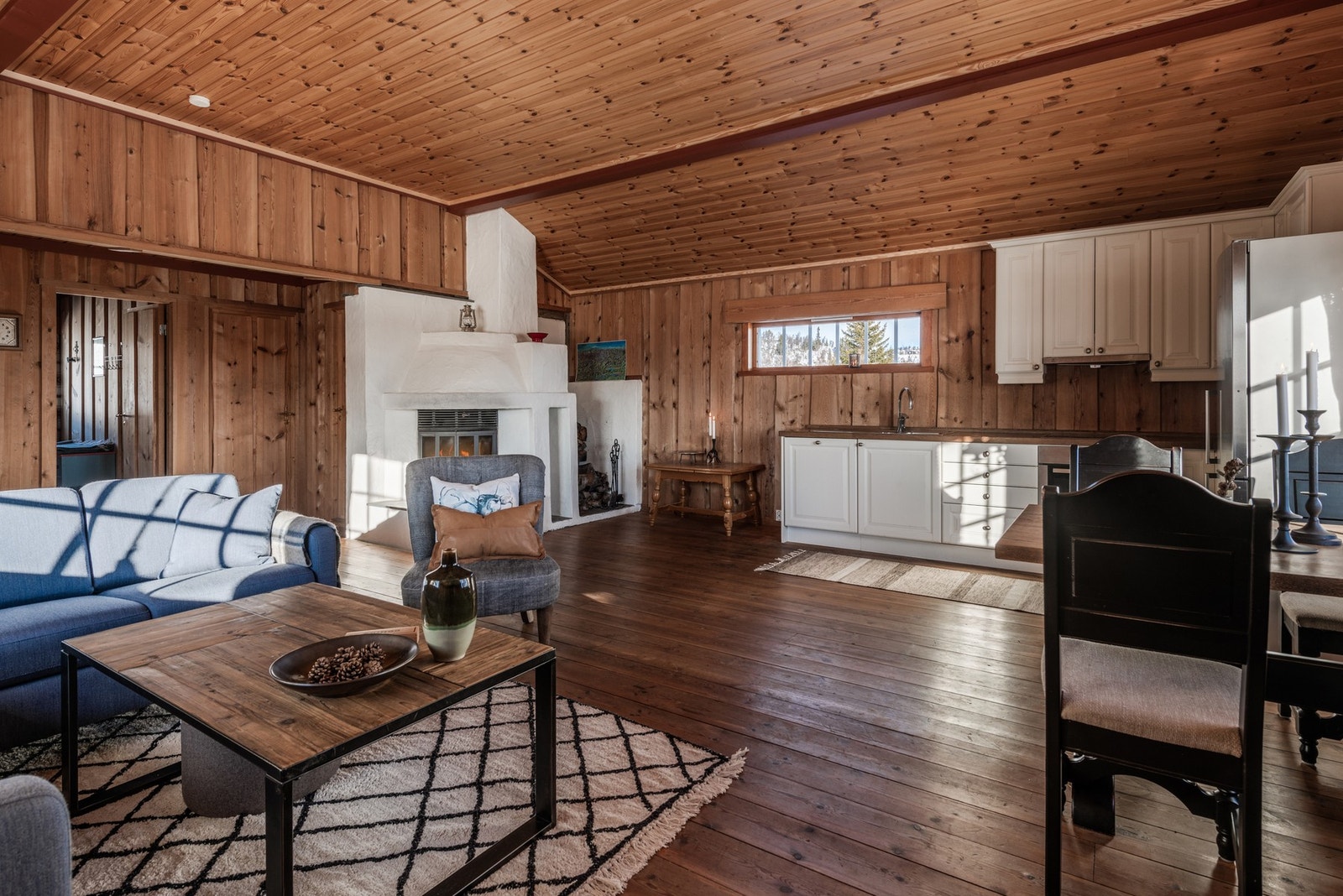 Åpen og sosial løsning mellom stue, spisestue og kjøkken. Galleribilde