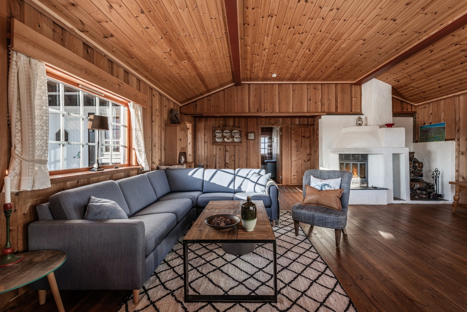 Stuen har panelte overflater og rausta himling, som gir en god og luftig romfølelse. Galleribilde