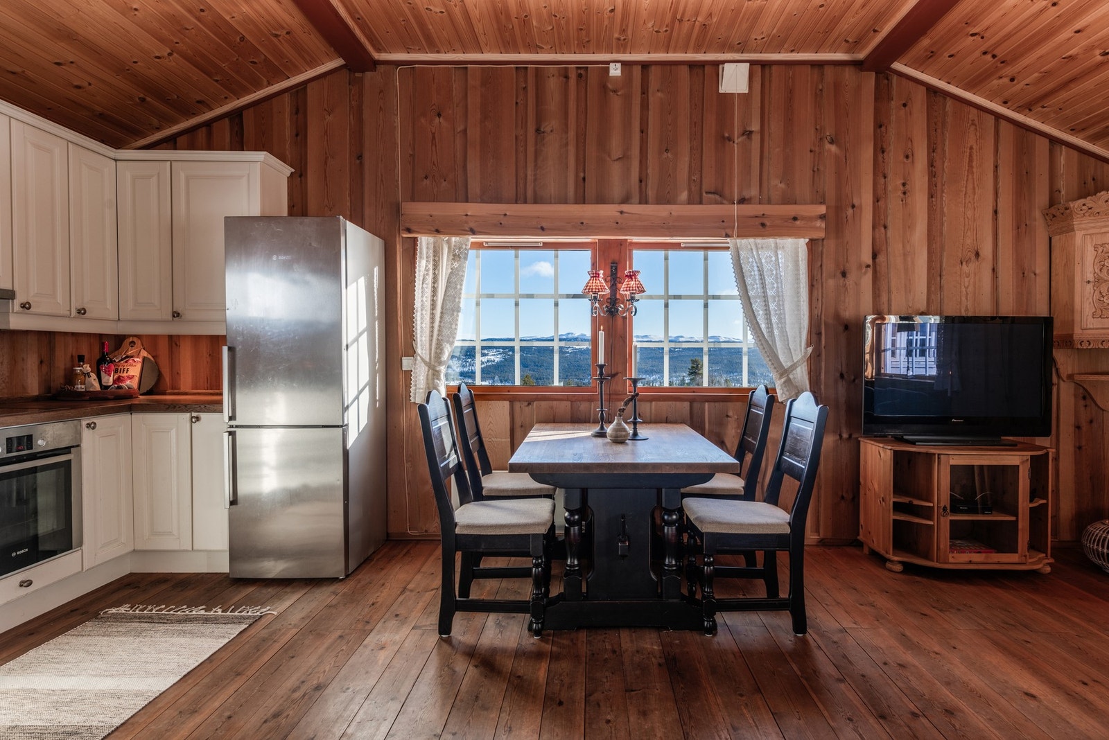 Hyggelig spiseplass foran vinduet i tilknytning kjøkken. Galleribilde