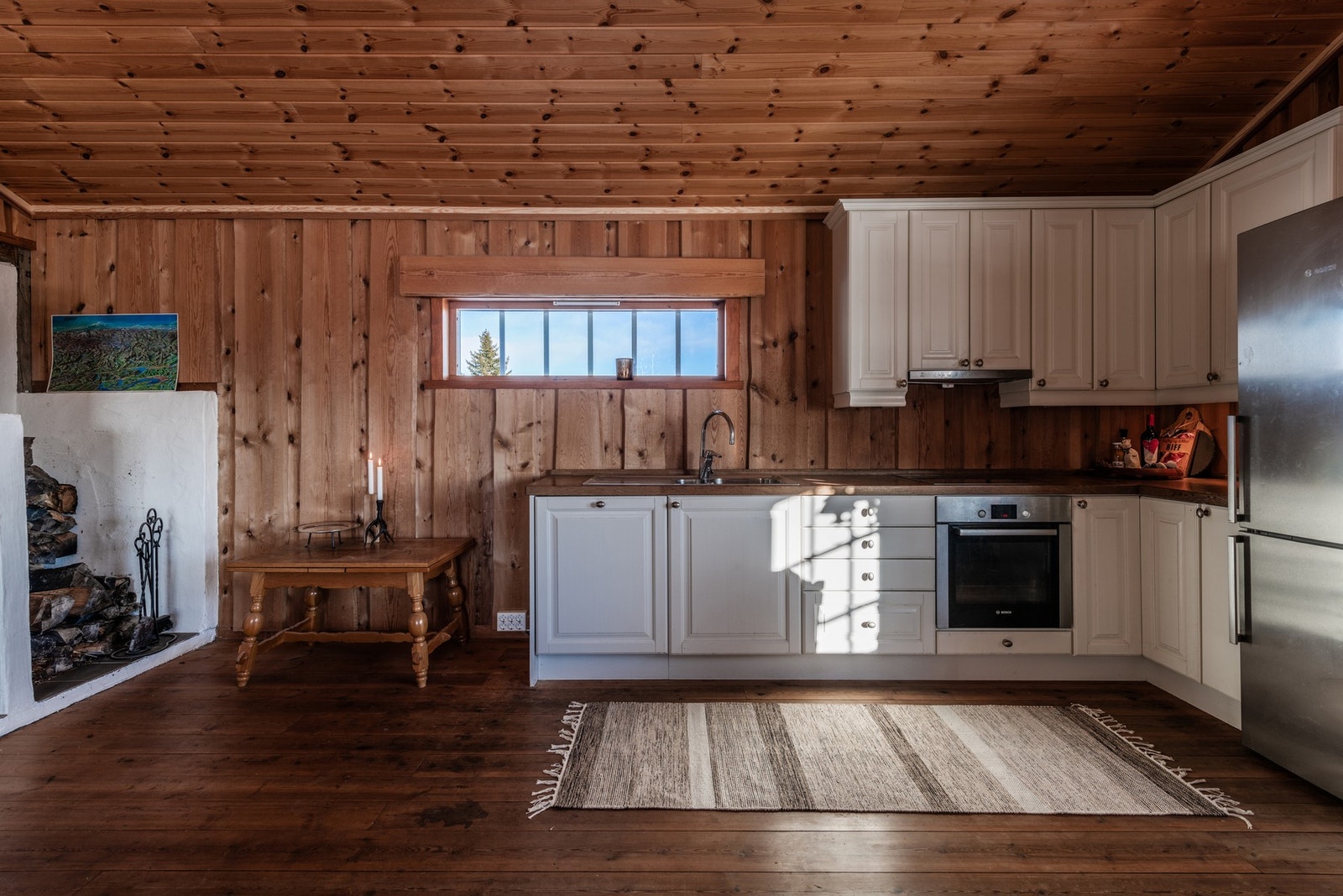 Integrerte hvitevarer som komfyrtopp, stekeovn og oppvaskmaskin, samt frittstående kjøl-/fryseskap. Galleribilde