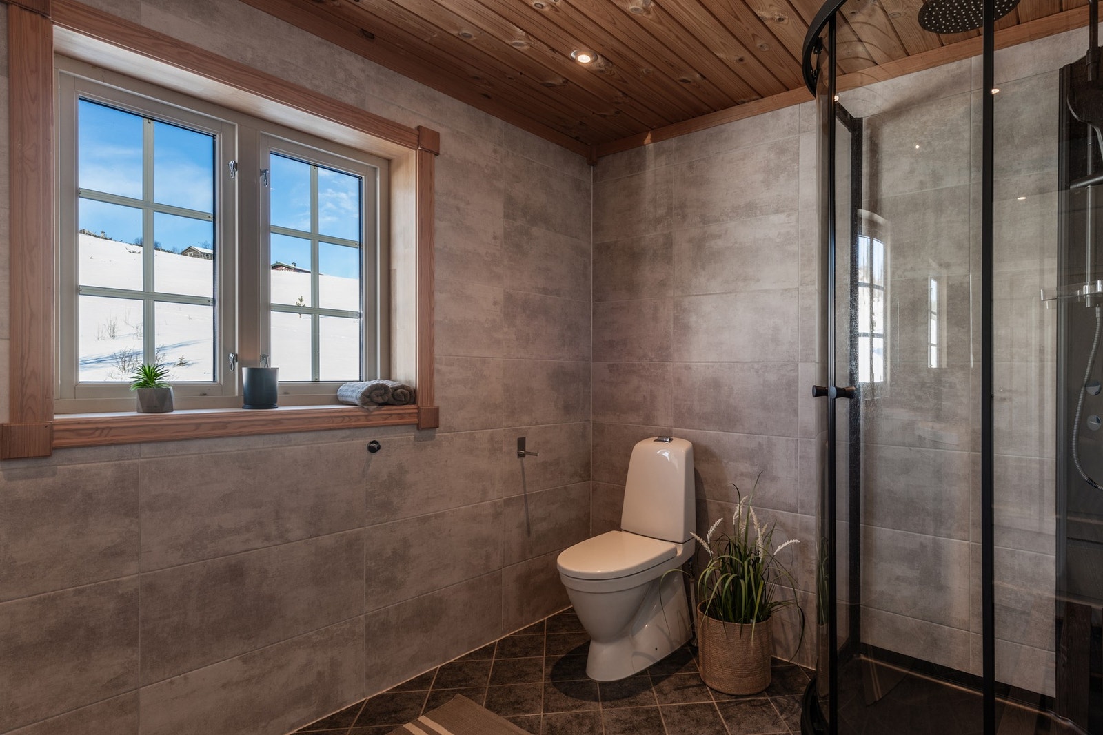 Flislagt gulv med varme, og flislagte vegger. Galleribilde