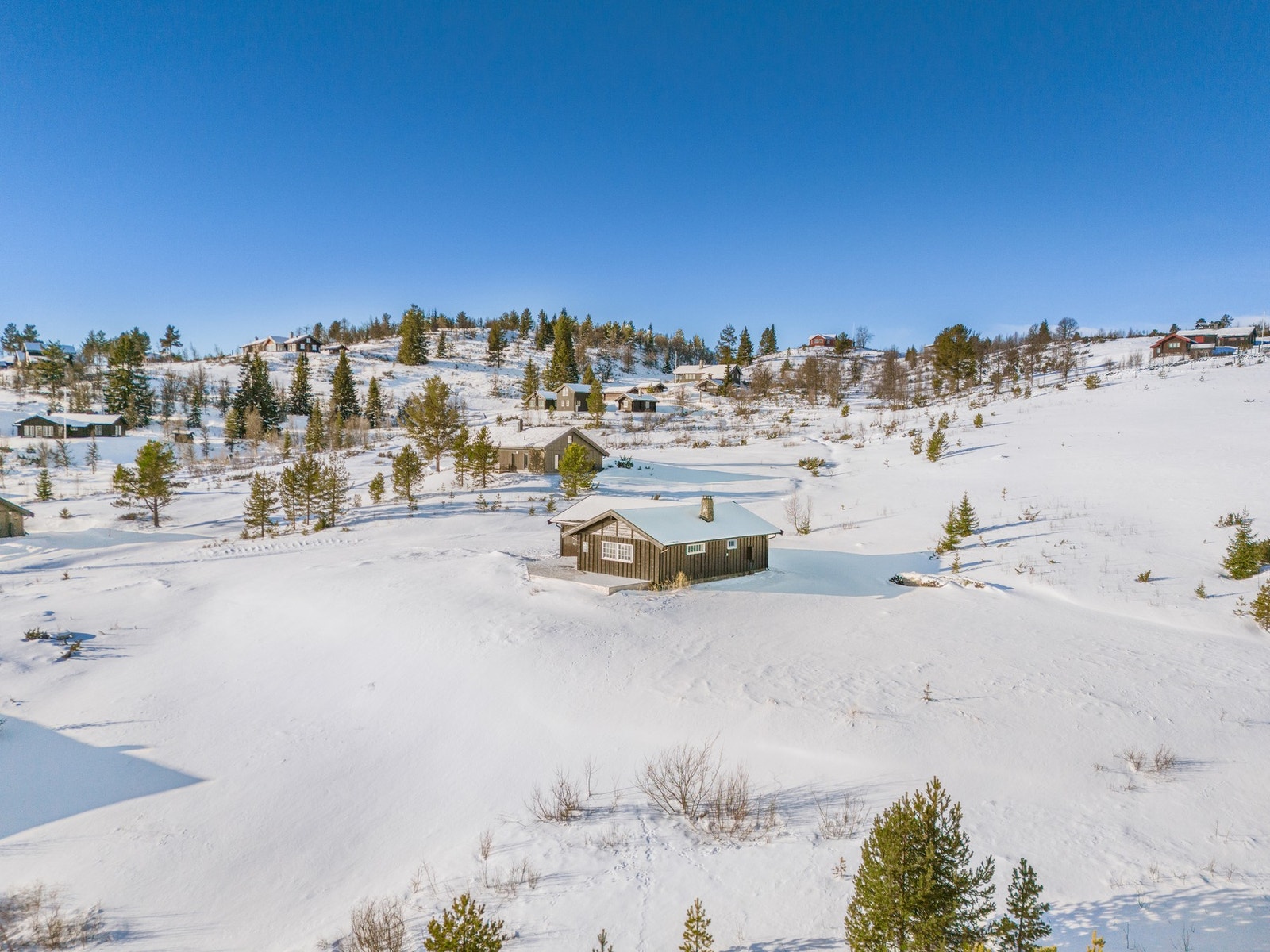 Eiendommen har flott beliggenhet i hyttefeltet, med vid og storslått utsikt mot fjellene i Vassfaret, Natten, Åkrefjell og Nore og Uvdal. Galleribilde