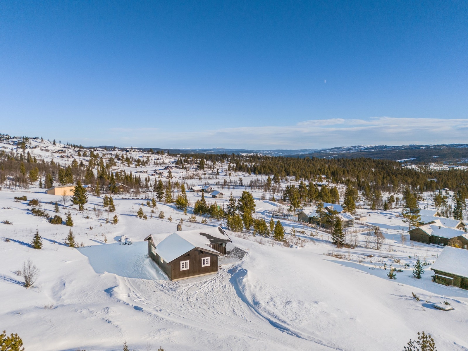 Tomten er skrånende østvendt, og fremstår som en naturtomt. Galleribilde