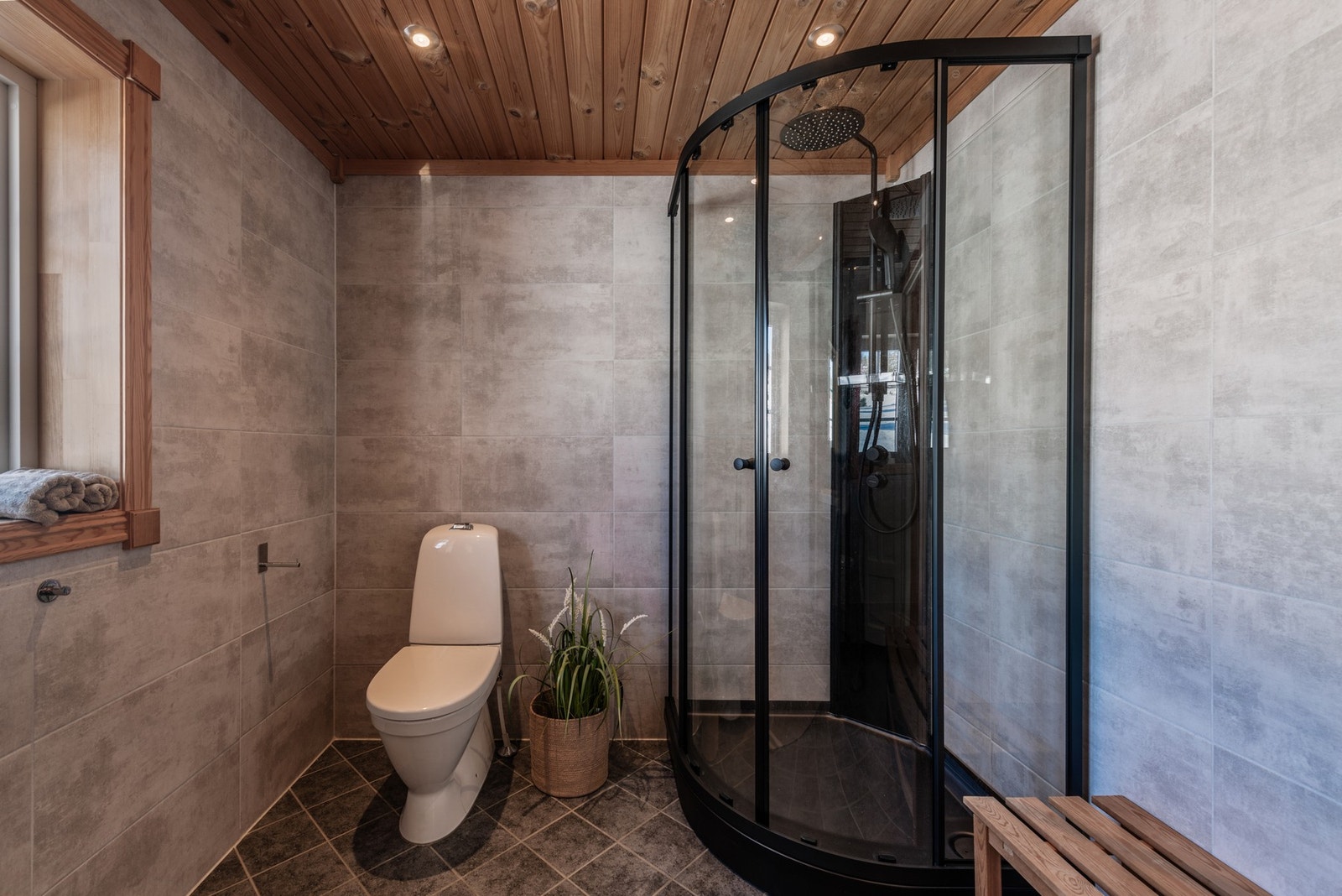 Badet er innredet med skapinnredning med servant, wc og dusjkabinett. Galleribilde