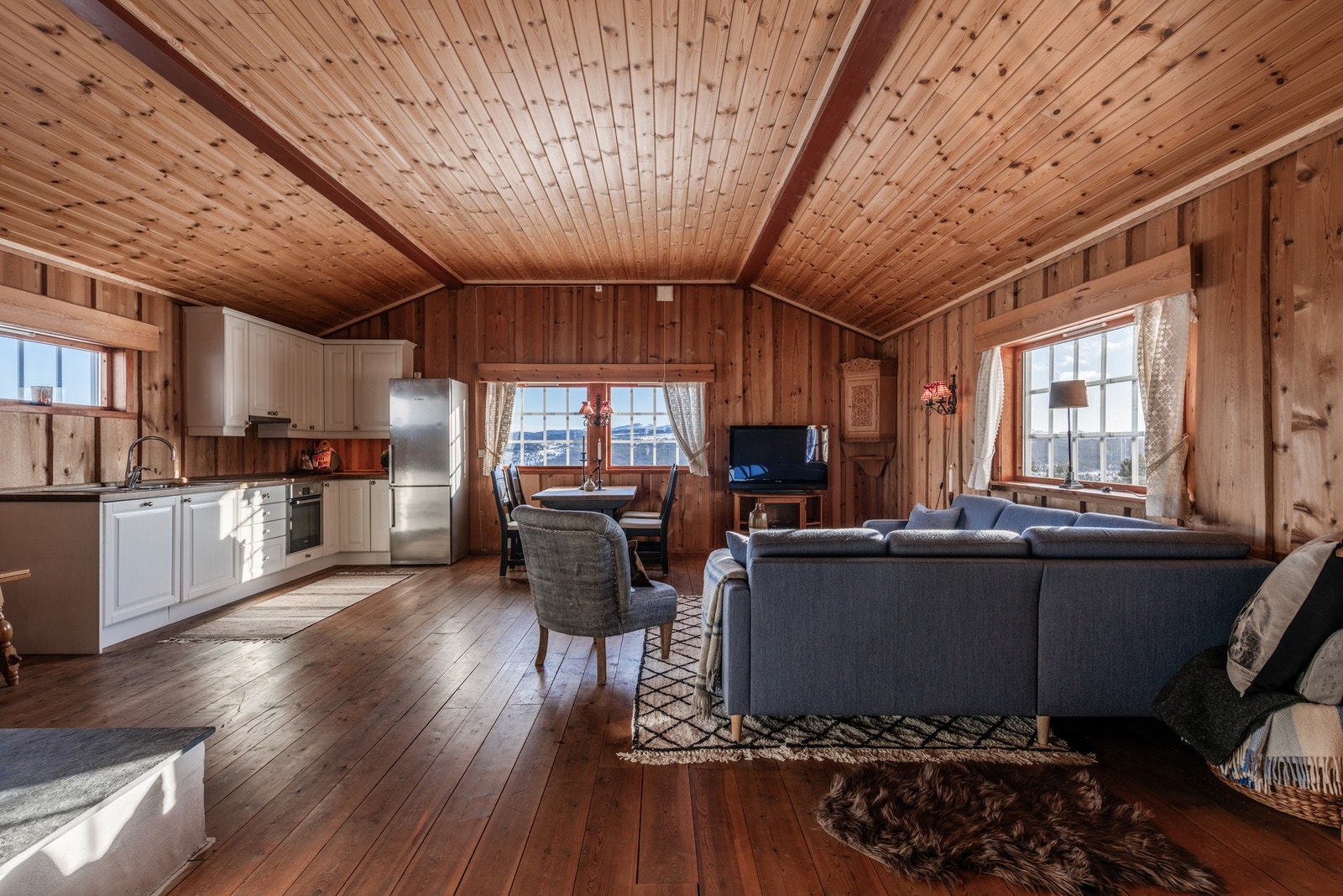 Kjøkkeninnredningen og hvitevarene er fra 2016. Galleribilde