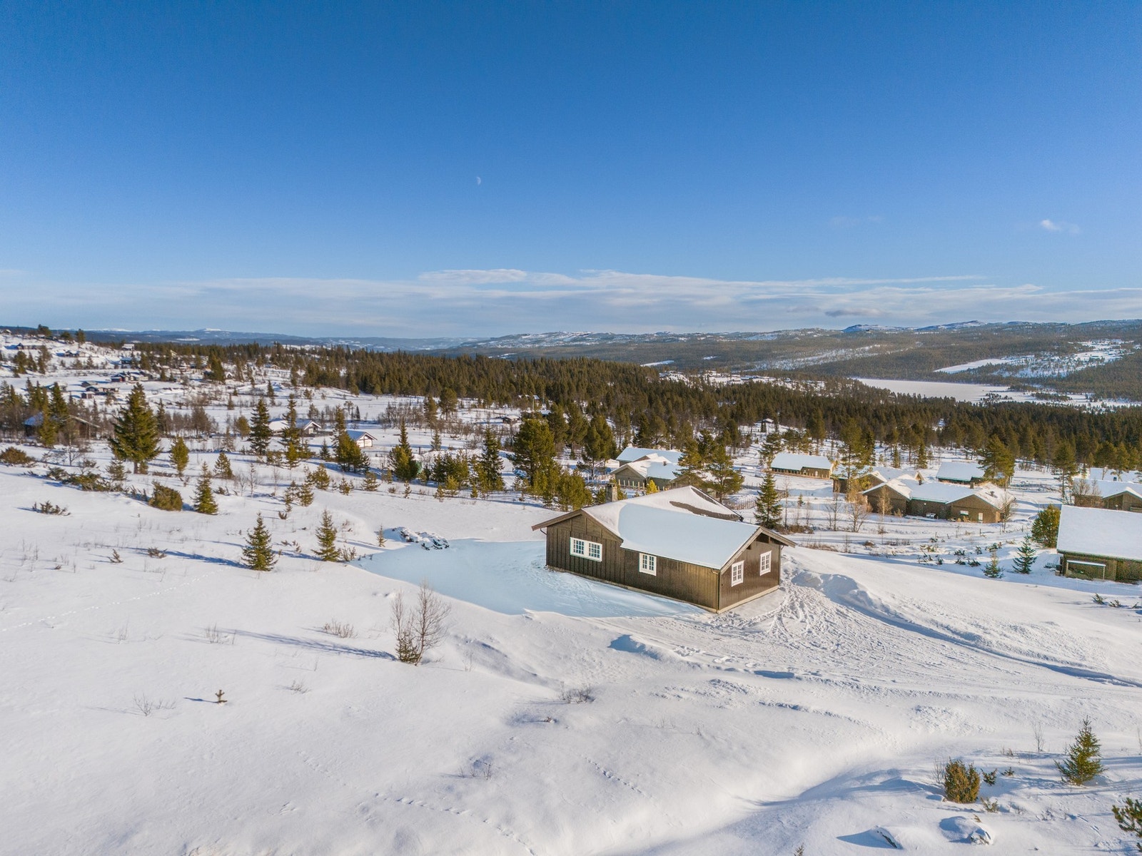 Fritidsboligen er oppført i 1990, og tilbygd med entré, to soverom og bad i 2016. Galleribilde