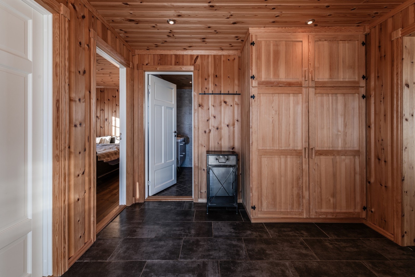 Romslig entré med praktiske fliser på gulvet. Godt med garderobeplass i plassbygd skap. Galleribilde