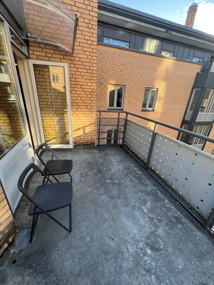 Balkong ut mot bakgård Galleribilde