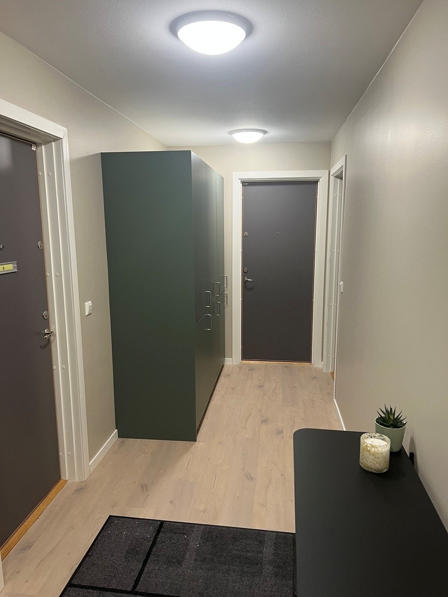 Kjøleskap/fryser i gang ved kjøkken Galleribilde