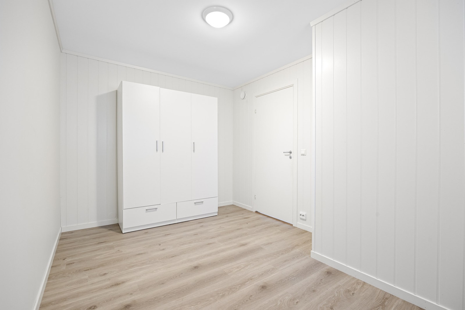 Soverom med garderobeskap Galleribilde