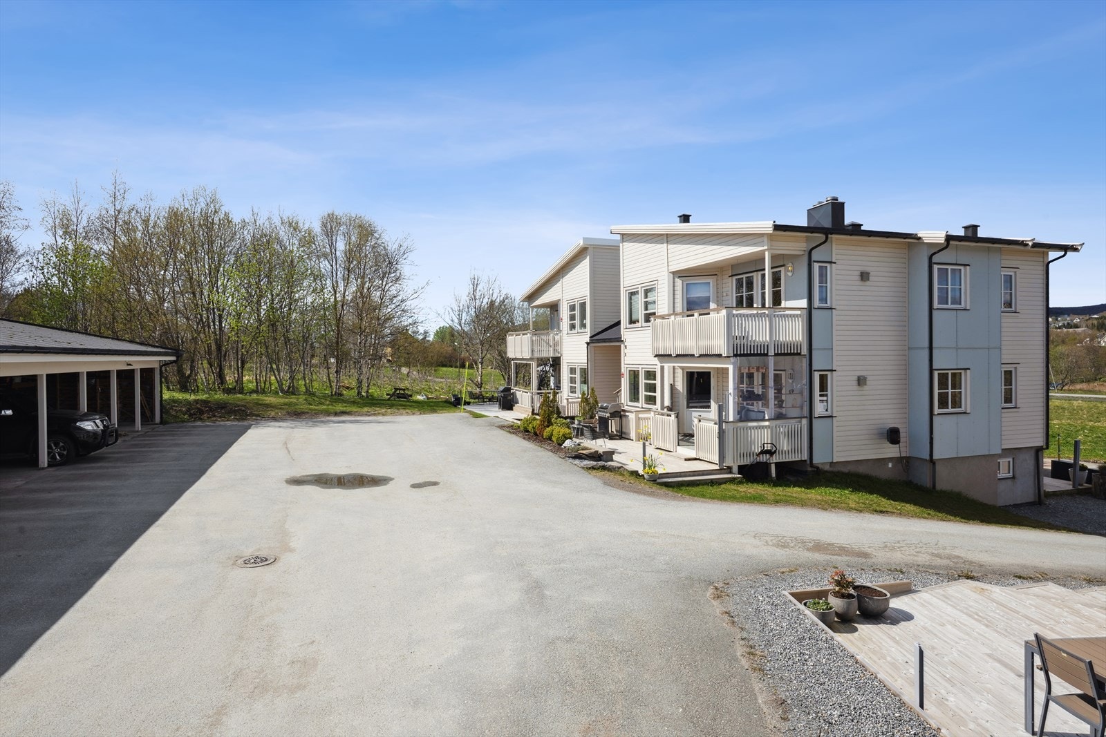 Trivelig borettslag med fin beliggenhet på Bertnes. Kort vei til dagligvarebutikker, skoler, universitet og umiddelbar nærhet til marka. Galleribilde