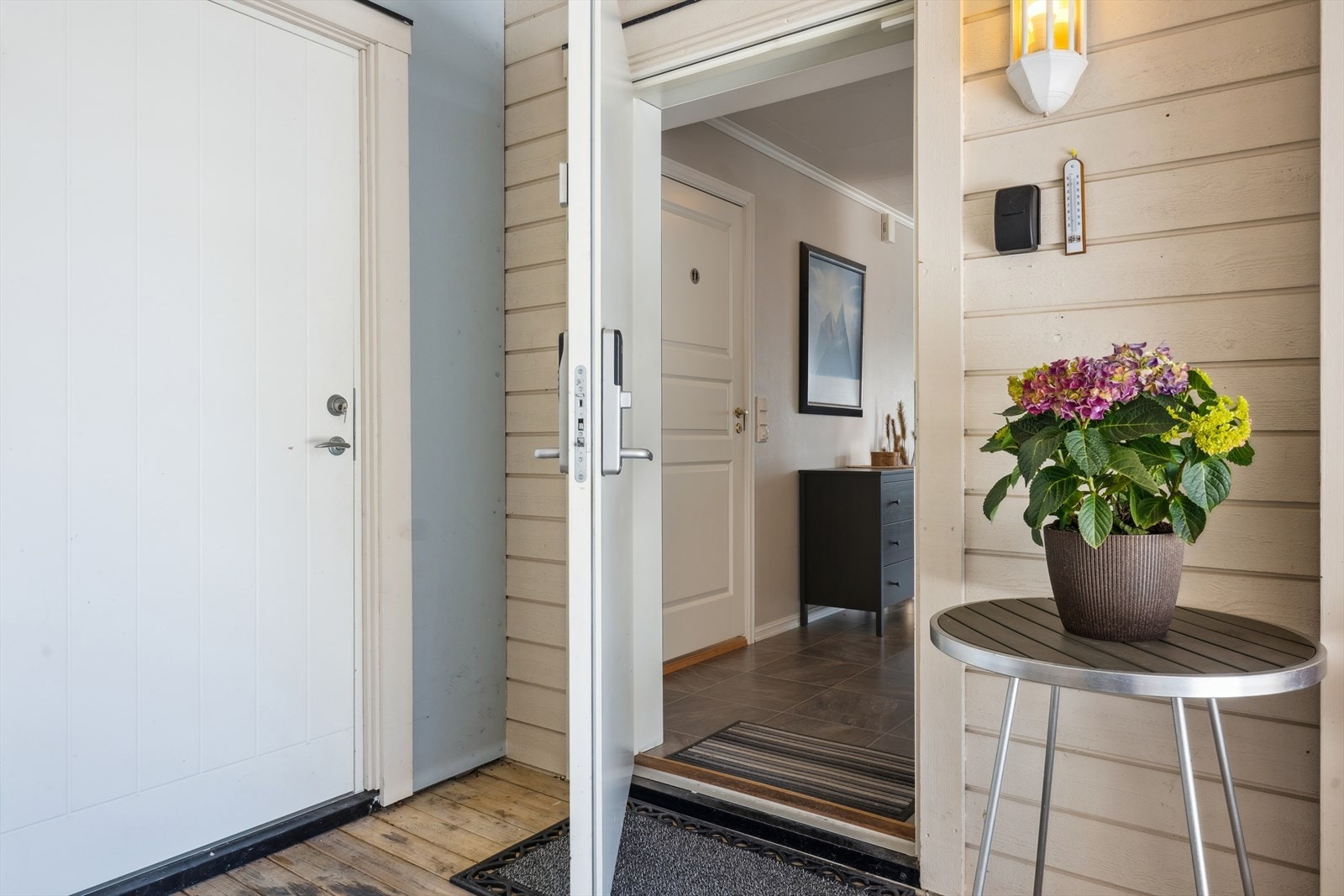 Inngangsparti med romslig sportsbod Galleribilde