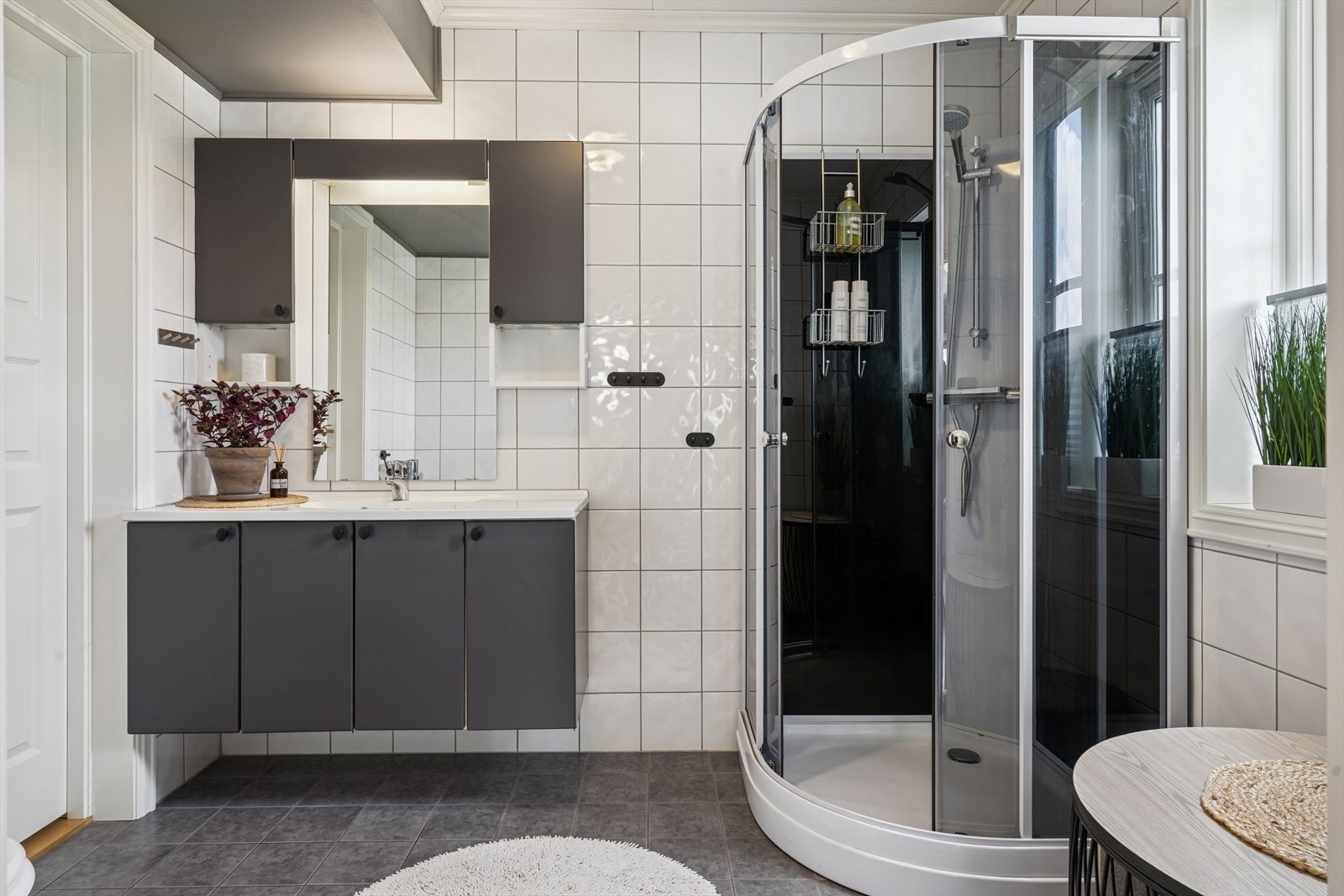 Flislagt bad i 1.etg. med praktisk innredning og dusjkabinett Galleribilde