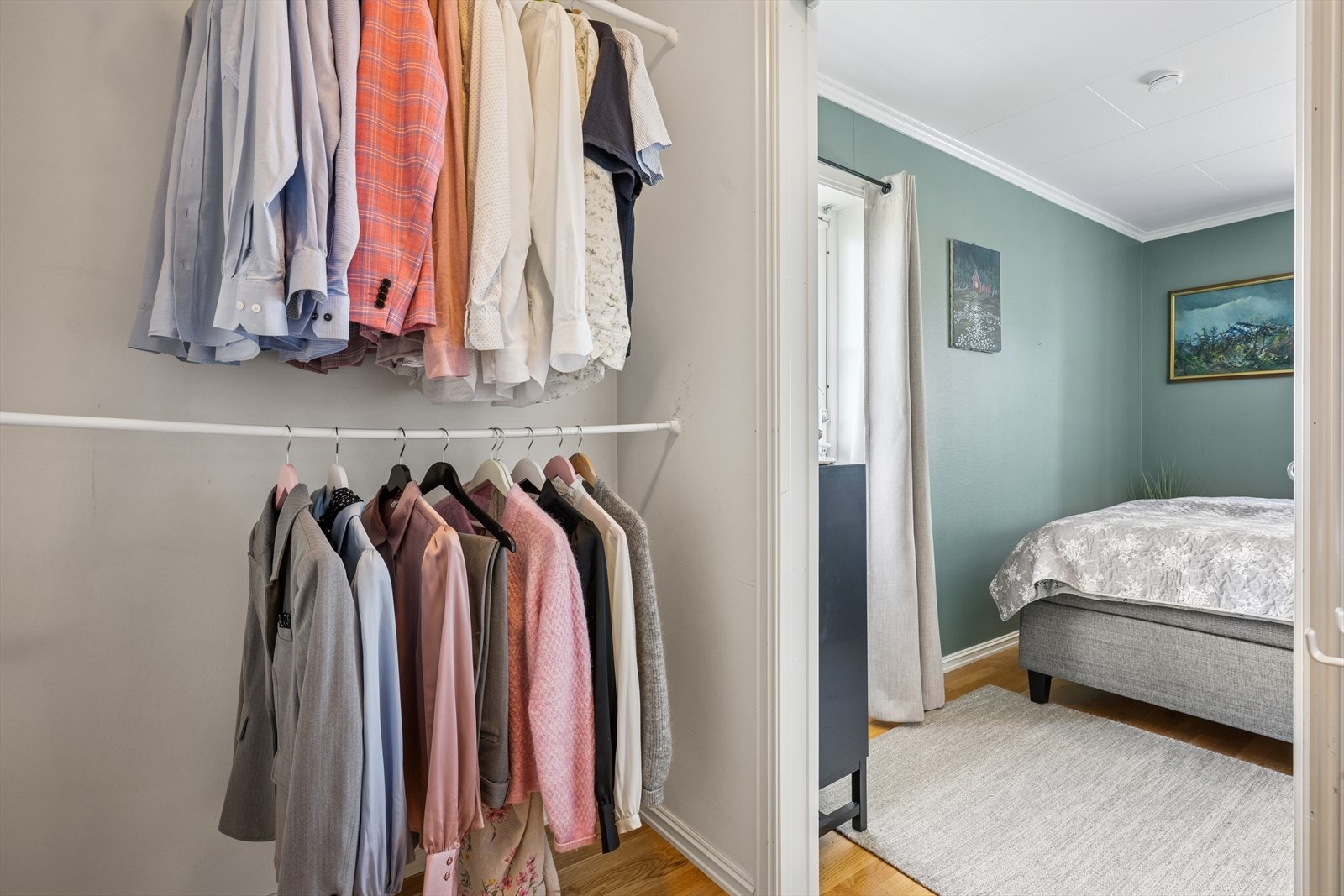 Fra badet er det dør inn til walk-in-closet/ bod og videre til hovedsoverom Galleribilde