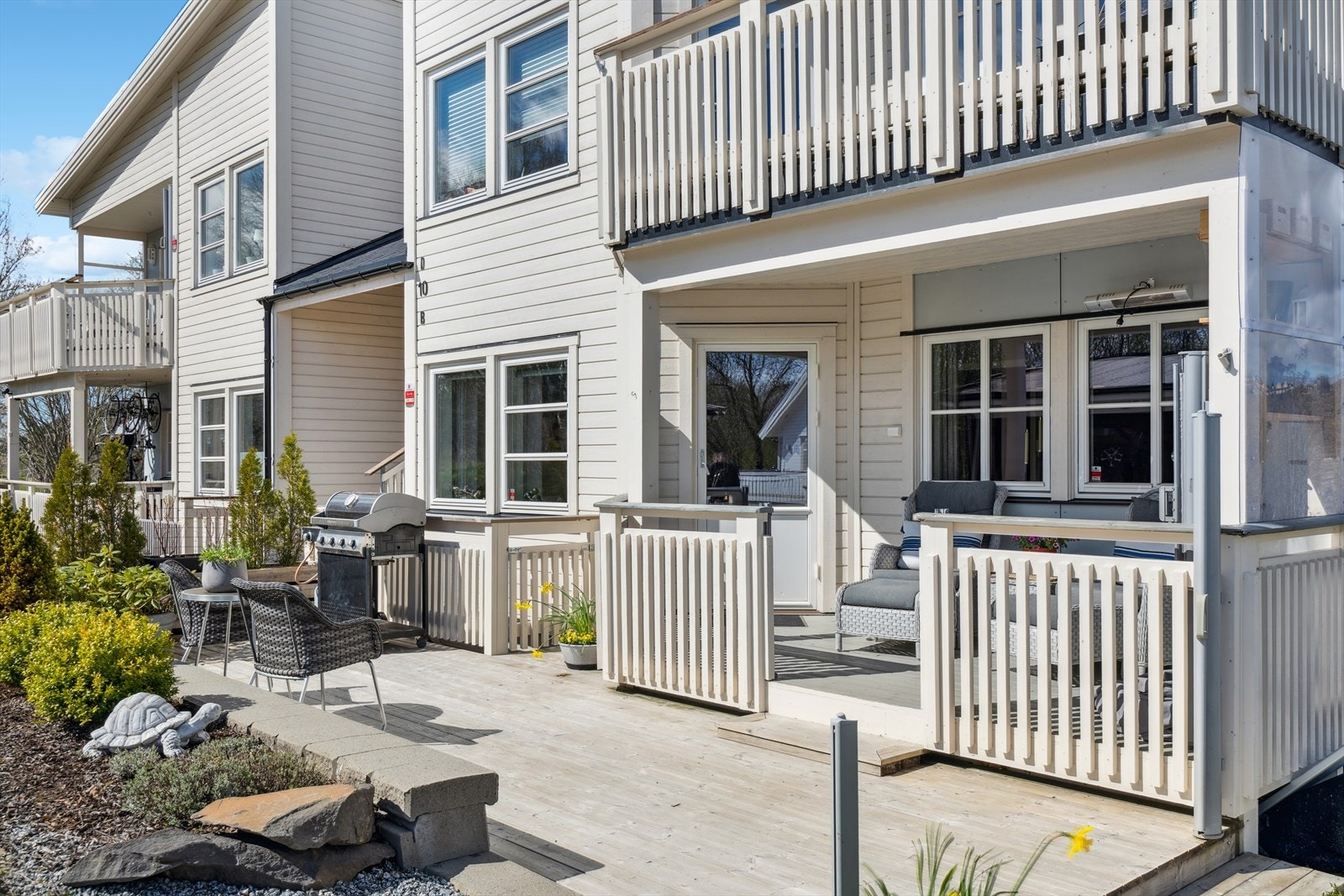 Pent opparbeidet uteområde med 2 stk terrasser og balkong. Galleribilde