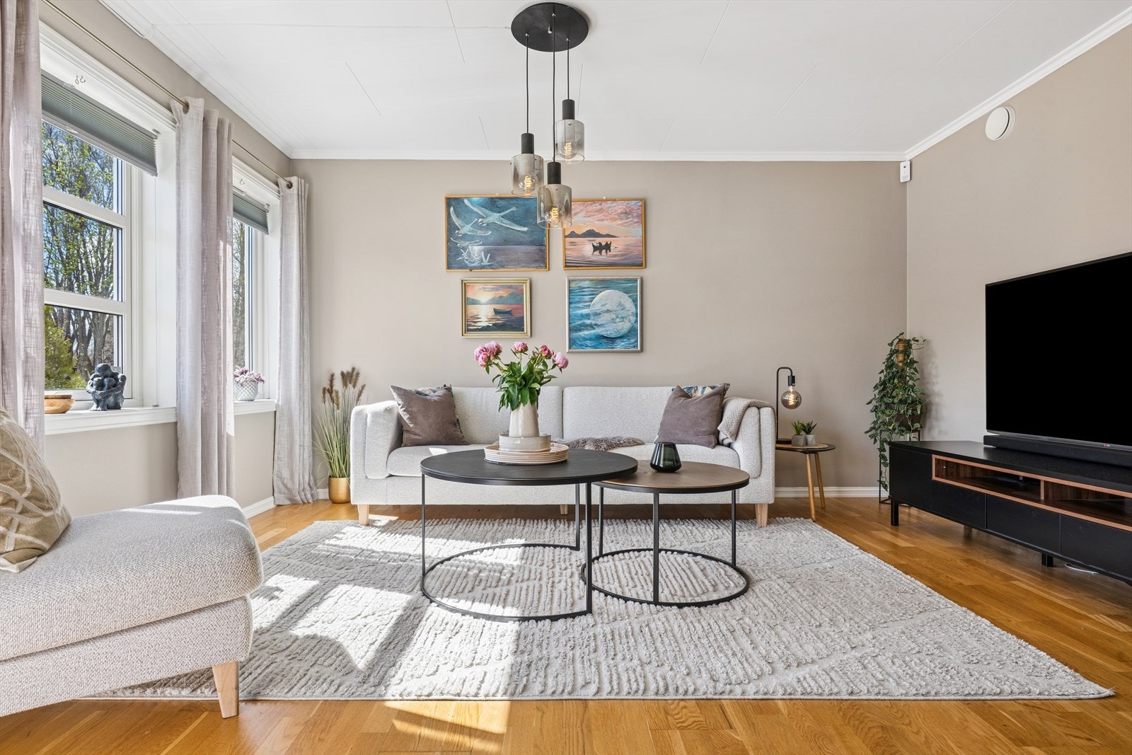 Velkommen til en innholdsrik familiebolig over 2 plan. Galleribilde