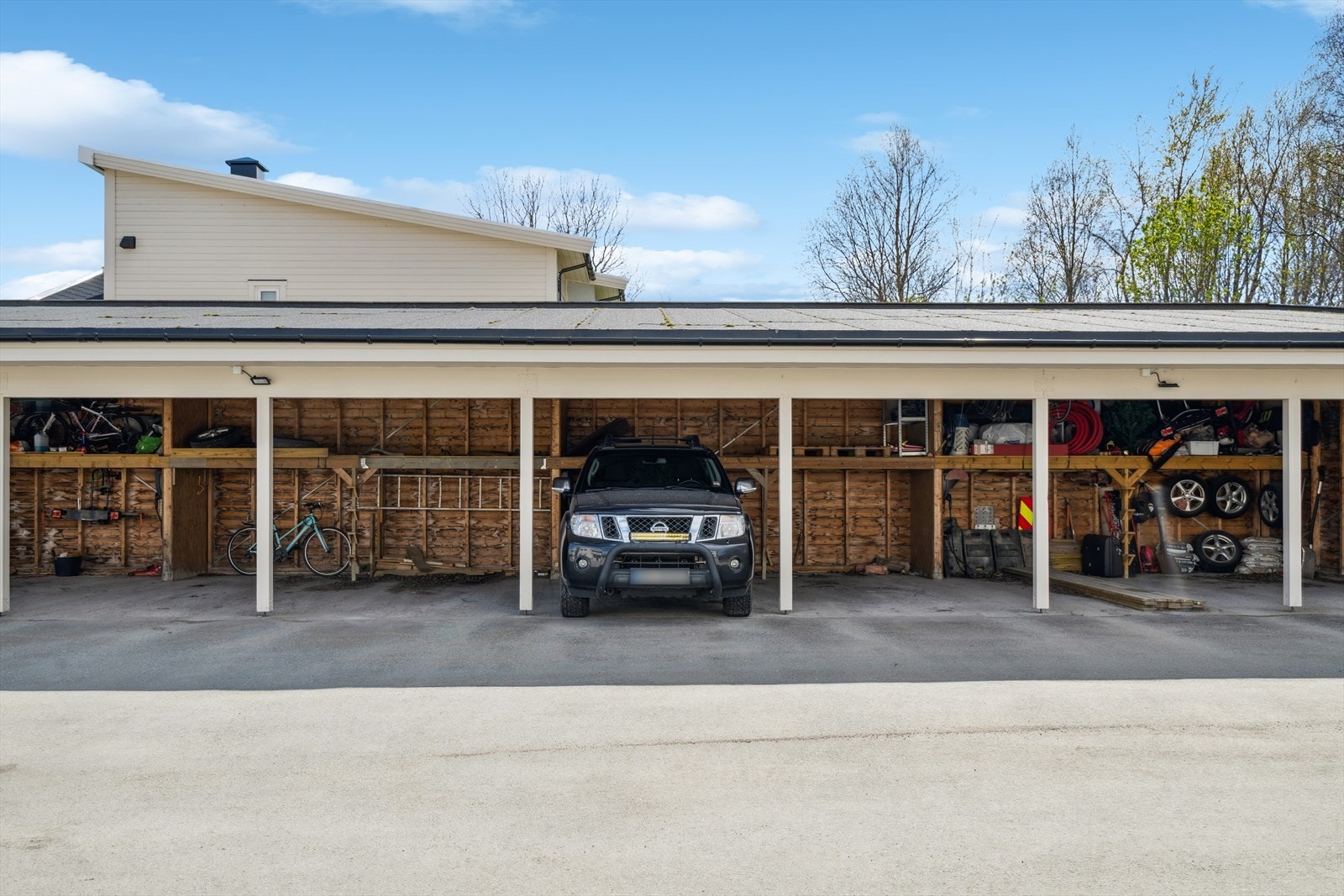 Egen parkering i carport Galleribilde